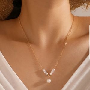 *Tris* Pearl Dangling Necklace